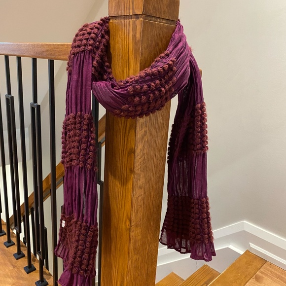 Maroon scarf/shawl - Picture 4 of 5